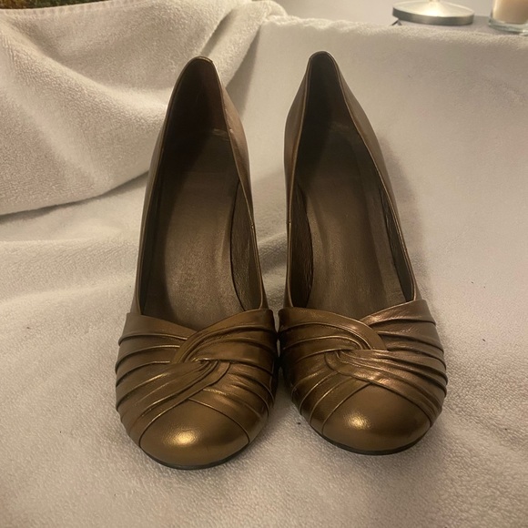 Beautiful and cute little bronze heels. - Picture 1 of 7